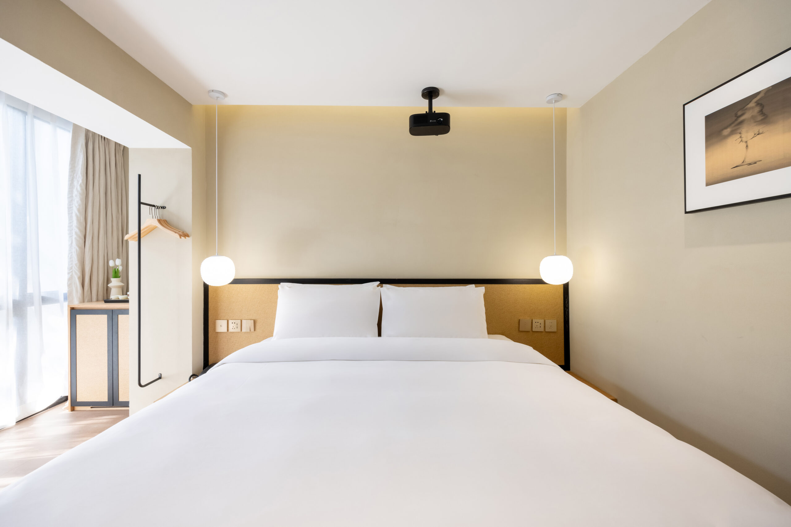 Double Room with Floor-to-Ceiling Windows - Image 4